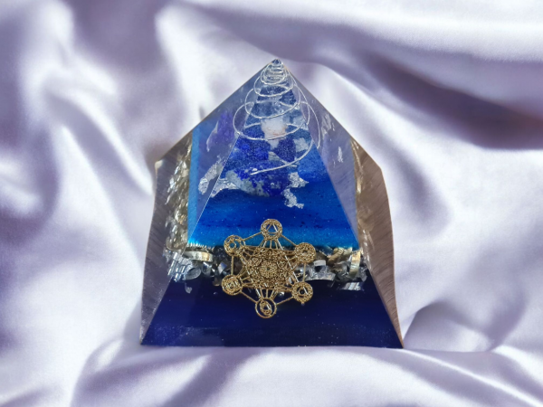 Orgonite pyramide bleu METATRON